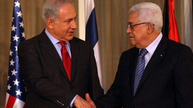 رئيس الوزراء بينيامين نتنياهو ورئيس السلطة الفلسطينية محمود عباس يتصافحان في القدس، 15 سبتمبر، 2010. (Kobi Gideon/Flash90)