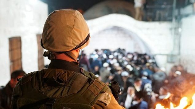 توضيحية: جنود إسرائيليون يرافقون المئات من المصلين اليهود إلى موقع قبر يوسف المقدس في نابلس شمال الضفة الغربية، 10 ديسمبر، 2018. (Israel Defense Forces)