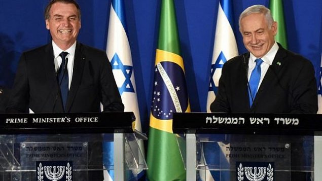 الرئيس البرازيلي جايير بولسونارو، من اليسار، ورئيس الوزراء الإسرائيلي بنيامين نتنياهو، يتحدثان خلال مؤتمر صحفي مشترك في مقر إقامة رئيس الوزراء في القدس، 31 مارس، 2019.  (DEBBIE HILL/POOL/AFP)
