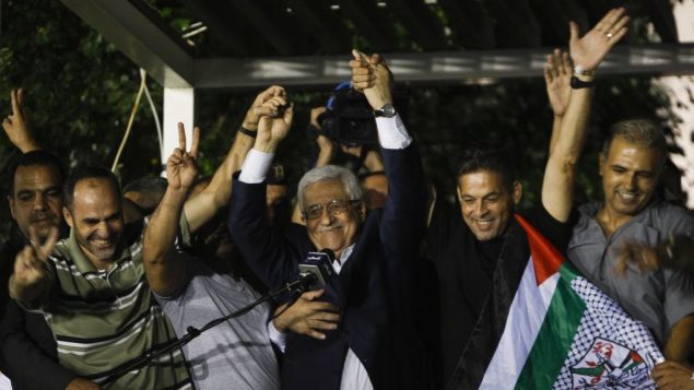 رئيس السلطة الفلسطينية محمود عباس مع اسرى محررين في مقره في رام الله، الضفة الغربية، 14 اغسطس 2013 (AP Photo/Majdi Mohammed)