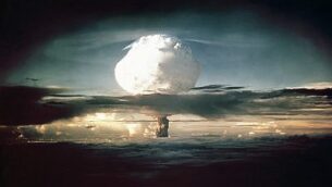 صورة توضيحية لسحابة فطرية ناتجة عن أول اختبار لقنبلة نووية، 1 نوفمبر 1952 (AP Photo/Los Alamos National Laboratory)