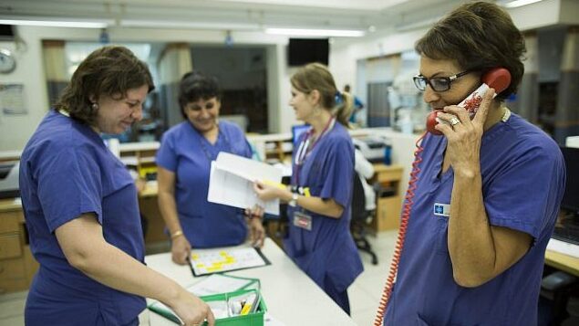 توضيحية: ممرضات في غرفة الطوارئ بمستشفى هداسا عين كارم في القدس، 27 أغسطس، 2013. (Yonatan Sindel / Flash90)