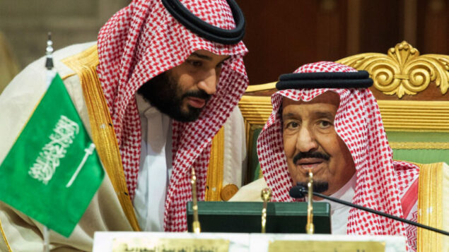 ولي العهد السعودي الأمير محمد بن سلمان يتحدث إلى والده الملك سلمان في اجتماع لمجلس التعاون الخليجي في الرياض، 9 ديسمبر 2018 (Saudi Press Agency via AP)
