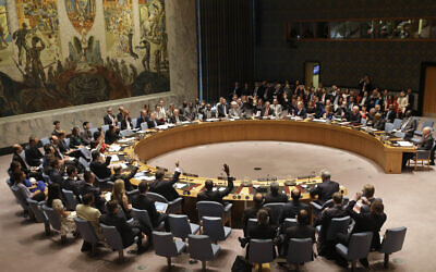 توضيحية: أعضاء مجلس الأمن يصوتون في مقر الأمم المتحدة على الاتفاق النووي التاريخي بين إيران والقوى العالمية الست، 20 يوليو 2015 (AP/Seth Wenig, File)