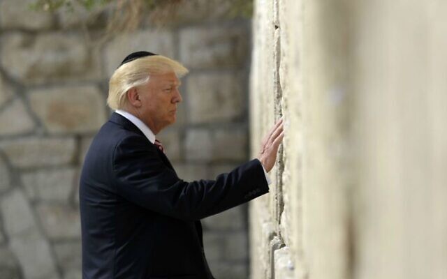 الرئيس الأمريكي دونالد ترامب يزور حائط المبكى، 22 مايو، 2017، في القدس. (صورة AP / Evan Vucci)