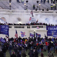 متظاهرون موالون للرئيس الأمريكي دونالد ترامب يقتحمون مبنى الكابيتول في 6 يناير 2021 في واشنطن. (AP Photo / John Minchillo)