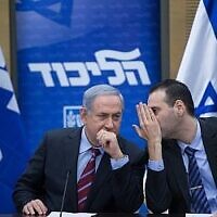 رئيس الوزراء بنيامين نتنياهو ، من اليسار ، يتحدث مع عضو الكنيست ميكي زوهر خلال اجتماع لكتلة الليكود في الكنيست، 25 يناير، 2016. (Yonatan Sindel / Flash90)