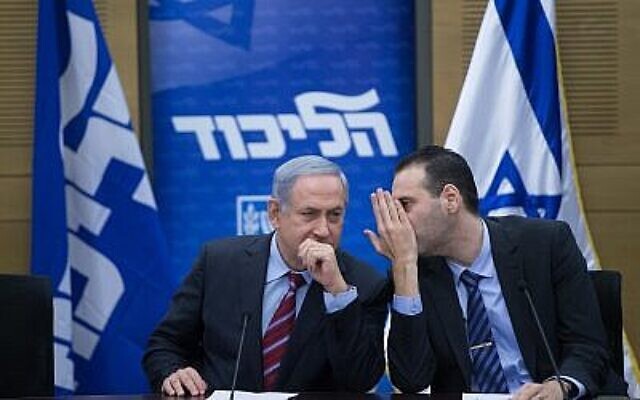 رئيس الوزراء بنيامين نتنياهو ، من اليسار ، يتحدث مع عضو الكنيست ميكي زوهر خلال اجتماع لكتلة الليكود في الكنيست، 25 يناير، 2016. (Yonatan Sindel / Flash90)