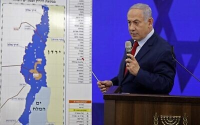 رئيس الوزراء بنيامين نتنياهو يدلي ببيان وهو يقف أمام خريطة لغور الأردن، ويتعهد بفرض السيادة الإسرائيلية على غور الأردن ومنطقة شمال البحر الميت، في رمات غان، 10 سبتمبر، 2019. (Menahem KAHANA / AFP)