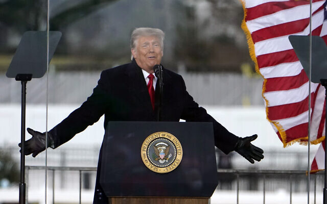 الرئيس الأمريكي دونالد ترامب يتحدث في تجمع حاشد في واشنطن، قبل وقت قصير من هجوم على مبنى الكابيتول الأمريكي، 6 يناير 2021 (AP/Jacquelyn Martin)