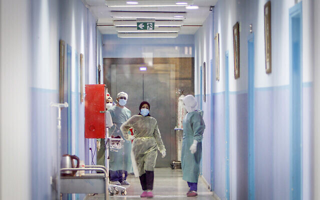 عاملون صحيون فلسطينيين في مستشفى في مدينة نابلس بالضفة الغربية ، حيث تم تطعيم العاملين الصحيين ضد فيروس كورونا في وقت سابق اليوم، بعد استلام جرعات اللقاح من إسرائيل، 3 فبراير، 2021. (Nasser Ishtayeh / Flash90)