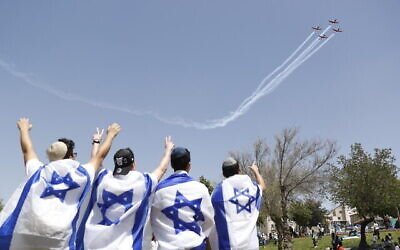 الإسرائيليون يستمتعون بالعرض الجوي بمناسبة يوم الاستقلال في حديقة ساكر بالقدس، 15 أبريل، 2021. (Miriam Alster/Flash90)