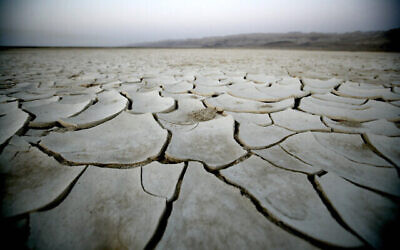 توضيحية: الأرض الجافة في فترة جفاف ، شمال البحر الميت في إسرائيل. (ABIR SULTAN / Flash90)