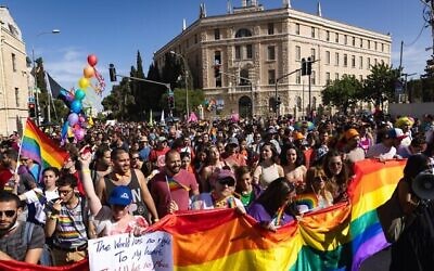 لاف الأشخاص يشاركون في مسيرة الفخر المثلية السنوية في القدس، 3 يونيو، 2021. (Olivier Fitoussi / Flash90)