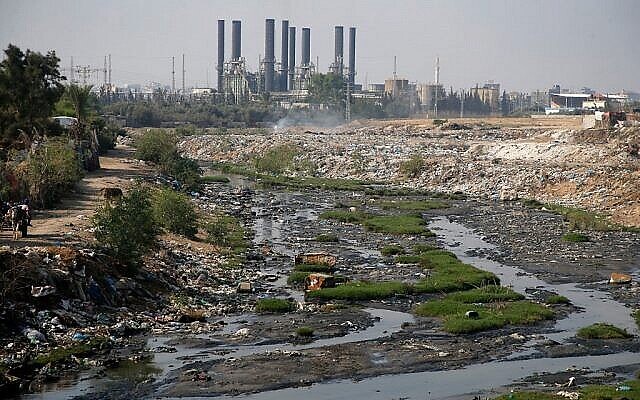 صورة تم التقاطها في 24 يونيو ، 2019 ، تظهر تدفق مياه الصرف الصحي بالقرب من محطة الكهرباء الرئيسية في قطاع غزة، والتي تخدم القطاع الفلسطيني الذي تديره حماس ، جنوب مدينة غزة.  (MOHAMMED ABED / AFP)