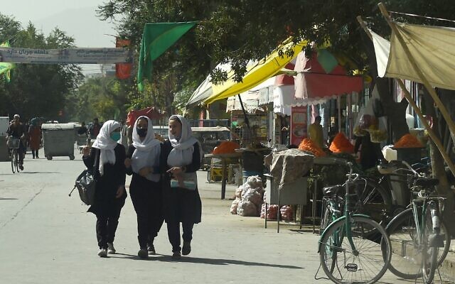 طالبات مدرسة أفغانيات يمشين في أحد شوارع كابول، 15 أغسطس، 2021.  (Wakil KOHSAR / AFP)