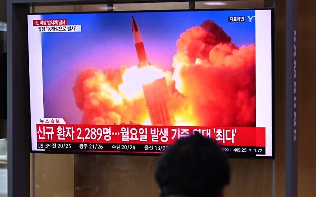 أشخاص يشاهدون بثا إخباريا تلفزيونيا يعرض لقطات من الأرشيف لتجربة صاروخية لكوريا الشمالية، في محطة سكة حديد في سيول في 28 سبتمبر 2021 ، بعد أن أطلقت كوريا الشمالية "مقذوفا غير محدد" في البحر قبالة ساحلها الشرقي وفقا لجيش كوريا الجنوبية. (JUNG YEON-JE / AFP)