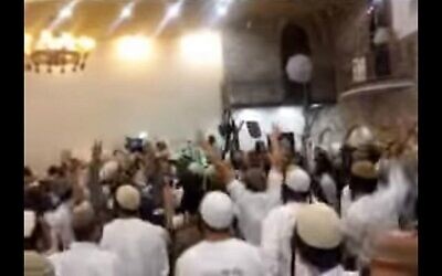 لقطة شاشة من مقطع فيديو يظهر متطرفين إسرائيليين يهود في "حفل زفاف" يحتفلون بمقتل عائلة دوابشة. (لقطة شاشة: القناة 10)