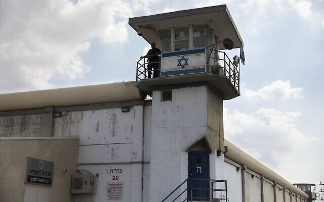 أحد الحراس يقف في سجن جلبوع في شمال إسرائيل،  6 سبتمبر، 2021. (AP Photo / Sebastian Scheiner)
