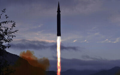 توضيحية: صاروخ فرط صوتي جديد تم إطلاقه من تويانغ ري، في مقاطعة ريونغريم ، في إقليم تشاغانغ، كوريا الشمالية ، 28 سبتمبر 2021. (Korean Central News Agency/Korea News Service via AP)
