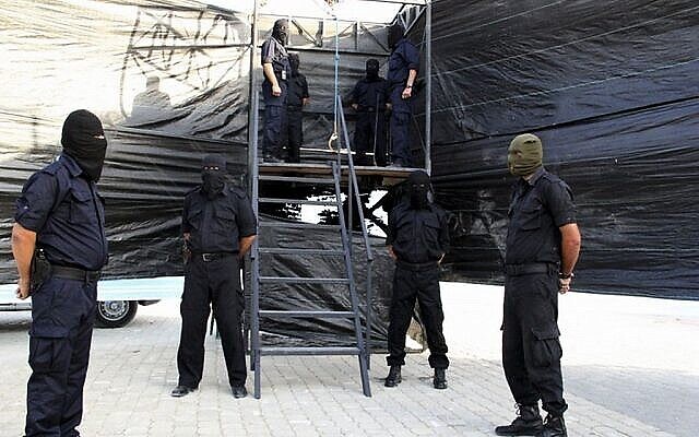 توضيحية: سلطات حماس تجهز مشنقة لعملية إعدام في قطاع غزة، 2 أكتوبر، 2013.  (Gaza Interior Ministry/AP)
