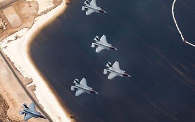 طائرات مقاتلة إسرائيلية من طراز F-35 تحلق في تشكيلة خلال تمرين "العلم الأزرق" العسكري في أكتوبر 2021. (Israel Defense Forces)