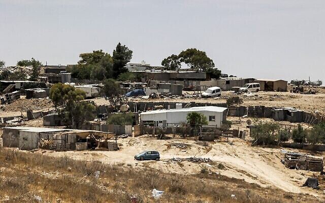 منظر لمنازل في قرية بدوية غير معترف بها في صحراء النقب جنوب اسرائيل، 8 يونيو 2021 (Hazem Bader / AFP)