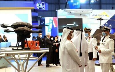 توضيحية: عرض معدات عسكرية في معرض دبي للطيران في الإمارة الخليجية، 14 نوفمبر، 2021. (Giuseppe CACACE / AFP)