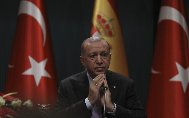 الرئيس التركي رجب طيب أردوغان يتحدث في مؤتمر صحفي في القصر الرئاسي في أنقرة، تركيا، 17 نوفمبر، 2021. (Burhan Ozbilici / AP)