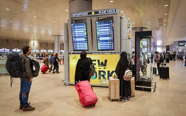 مسافرون في مطار بن غوريون، 13 سبتمبر، 2021. (Nati Shohat / FLASH90)