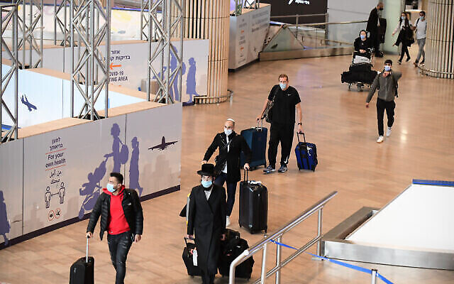 مسافرون يصلون إلى مطار بن غوريون، 1 نوفمبر 2021 (Tomer Neuberg / FLASH90)