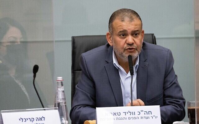 وليد طه، رئيس لجنة الشؤون الداخلية والبيئة في الكنيست، يترأس اجتماع لجنة في الكنيست في القدس، 15 نوفمبر 2021 (Yonatan Sindel / Flash90)