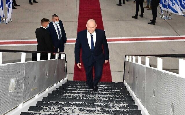 رئيس الوزراء نفتالي بينيت يصعد على متن الطائرة في مطار بن غوريون متوجها إلى قمة المناخ للأمم المتحدة في غلاسكو، 31 أكتوبر، 2021. (Haim Zach / GPO)