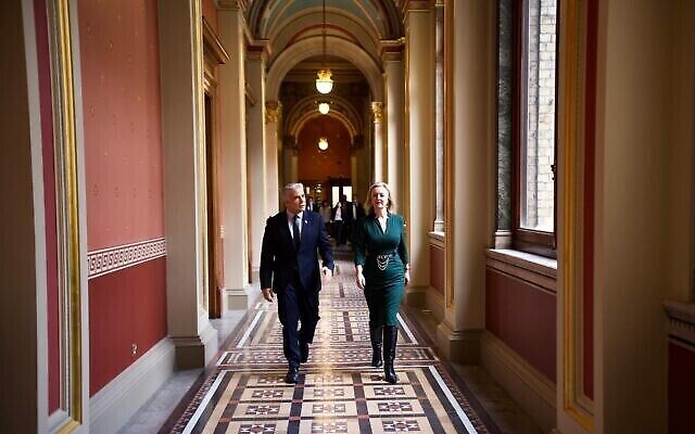 وزير الخارجية يائير لابيد (يسار) يسير مع وزيرة الخارجية البريطانية ليز تروس في وزارة الخارجية، في لندن، 29 نوفمبر، 2021. (Stuart Mitchell / GPO)