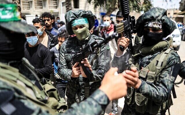 مقاتلون من كتائب عز الدين القسام،  الجناح العسكري لحركة حماس،  في مخيم النصيرات وسط قطاع غزة، 18 ابريل 2021 (MAHMUD HAMS / AFP)