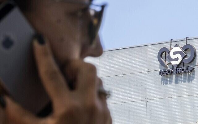 في هذه الصورة من 28 أغسطس، 2016، تظهر امراة إسرائيلية تستخدم هاتفها امام مبنى في هرتسليا يضم مجموعة "ان اس او".  (Jack Guez/AFP