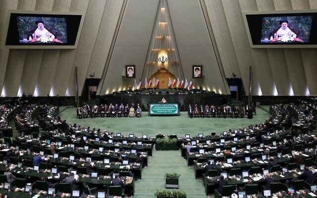 الرئيس الإيراني إبراهيم رئيسي يلقي كلمة خلال جلسة البرلمان بمناسبة يوم البرلمان في طهران في 1 ديسمبر، 2021. (تصوير ATTA KENARE / AFP)