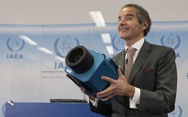 رافائيل ماريانو غروسي، المدير العام للوكالة الدولية للطاقة الذرية، يعرض كاميرا مراقبة في مقر الوكالة الدولية للطاقة الذرية في فيينا، النمسا،  17 ديسمبر، 2021. (Alex Halada/AFP)