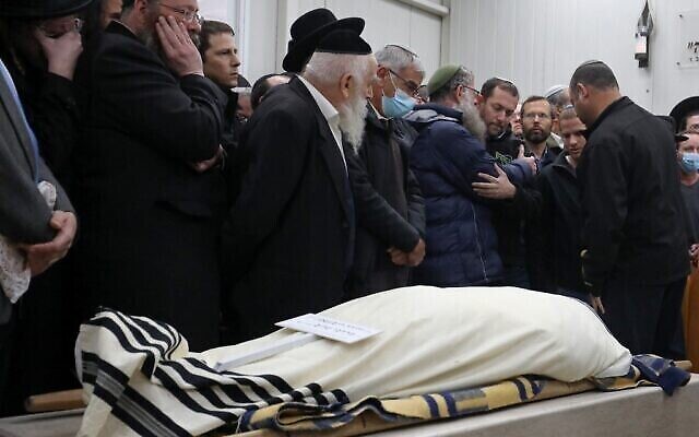 مشيعون يحضرون جنازة يهودا ديمينتمان، في القدس، في 17 ديسمبر 2021. قُتل ديمينتمان برصاصة في هجوم في 16 ديسمبر. (غيل كوهين ماجن / وكالة الصحافة الفرنسية)