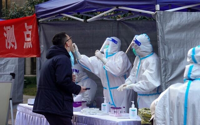 مواطن يخضع لاختبار الحمض النووي لفيروس كورونا في مدينة شيان بمقاطعة شنشي شمال الصين في 29 ديسمبر، 2021. (Photo by AFP) / China OUT