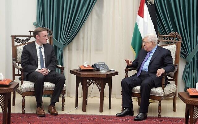 رئيس السلطة الفلسطينية محمود عباس (من اليمين) يلتقي بمستشار الأمن القومي الأمريكي جيك سوليفان في مدينة رام الله بالضفة الغربية، 22 ديسمبر، 2021. (Wafa)