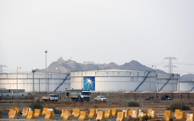 منصات أرامكو النفطية في جدة، المملكة العربية السعودية، في عام 2019 (الصورة: AP Photo / Amr Nabil)
