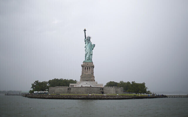 توضيحية: تمثال الحرية في صورة التقطت يوم الخميس، 1 يوليو 2021 ، في نيويورك. أزالت إسرائيل عشرات الدول من قائمة حظر السفر، لكن الولايات المتحدة والمملكة المتحدة وكندا لا تزال على القائمة . (AP Photo / Adam Hunger)