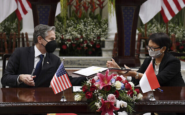 وزير الخارجية الأمريكي أنتوني بلينكن  إلى اليسار، ووزيرة الخارجية الإندونيسية ريتنو مارسودي يوقعان مذكرة تفاهم في مبنى بانكاسيلا في جاكرتا، 14 ديسمبر، 2021. (Olivier Douliery / Pool Photo via AP)