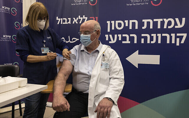 يتلقى البروفيسور جاكوب لافي جرعة رابعة من لقاح فايزر-بيوانتك ضد فيروس كوورنا  في مركز شيبا الطبي في رمات غان، إسرائيل، يوم الإثنين 27 ديسمبر 2021 (AP / Tsafrir Abayov)