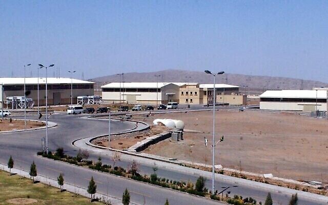 مباني منشأة نطنز لتخصيب اليورانيوم تم التقاطها على بعد حوالي 322 كم جنوب العاصمة طهران، إيران، 30 مارس، 2005. (AP Photo / Vahid Salemi)