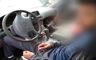 لقطة شاشة من مقطع فيديو يظهر شرطيين إسرائيليين يقومون بتفتيش سيارة سائق بدوي زعموا أن بخبئ مسدسا في المركبة. (Channel 13 news)