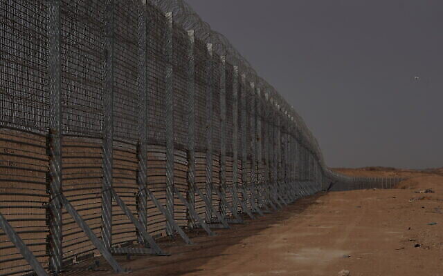جزء من الجدار البالغ طوله 40 ميلا على طول قطاع غزة عند اكتماله في 7 ديسمبر 2021 (وزارة الدفاع)