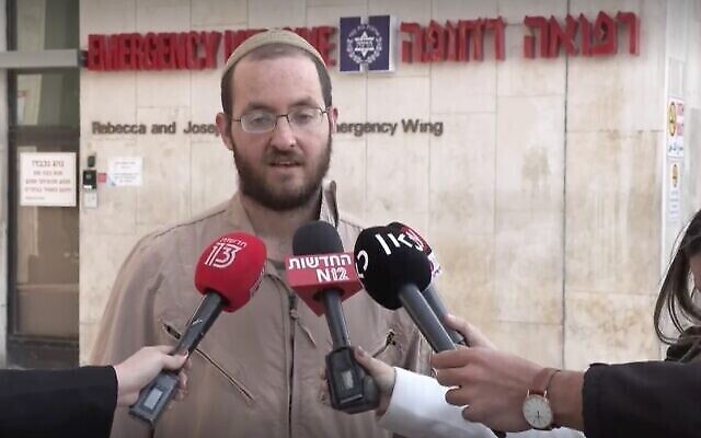 لقطة شاشة من فيديو لدفير كوهين، الذي طعنت زوجته موريا في وقت سابق من اليوم في القدس، وهو يتحدث إلى وسائل الإعلام بعد زيارة زوجته في المستشفى، 8 ديسمبر، 2021 (Ynet)