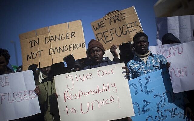 لاجئون سودانيون يتظاهرون أمام الكنيست احتجاجًا على معسكر اعتقال "حولوت" الجديد للمهاجرين غير الشرعيين، 17 ديسمبر، 2013. (Yonatan Sindel / Flash90)